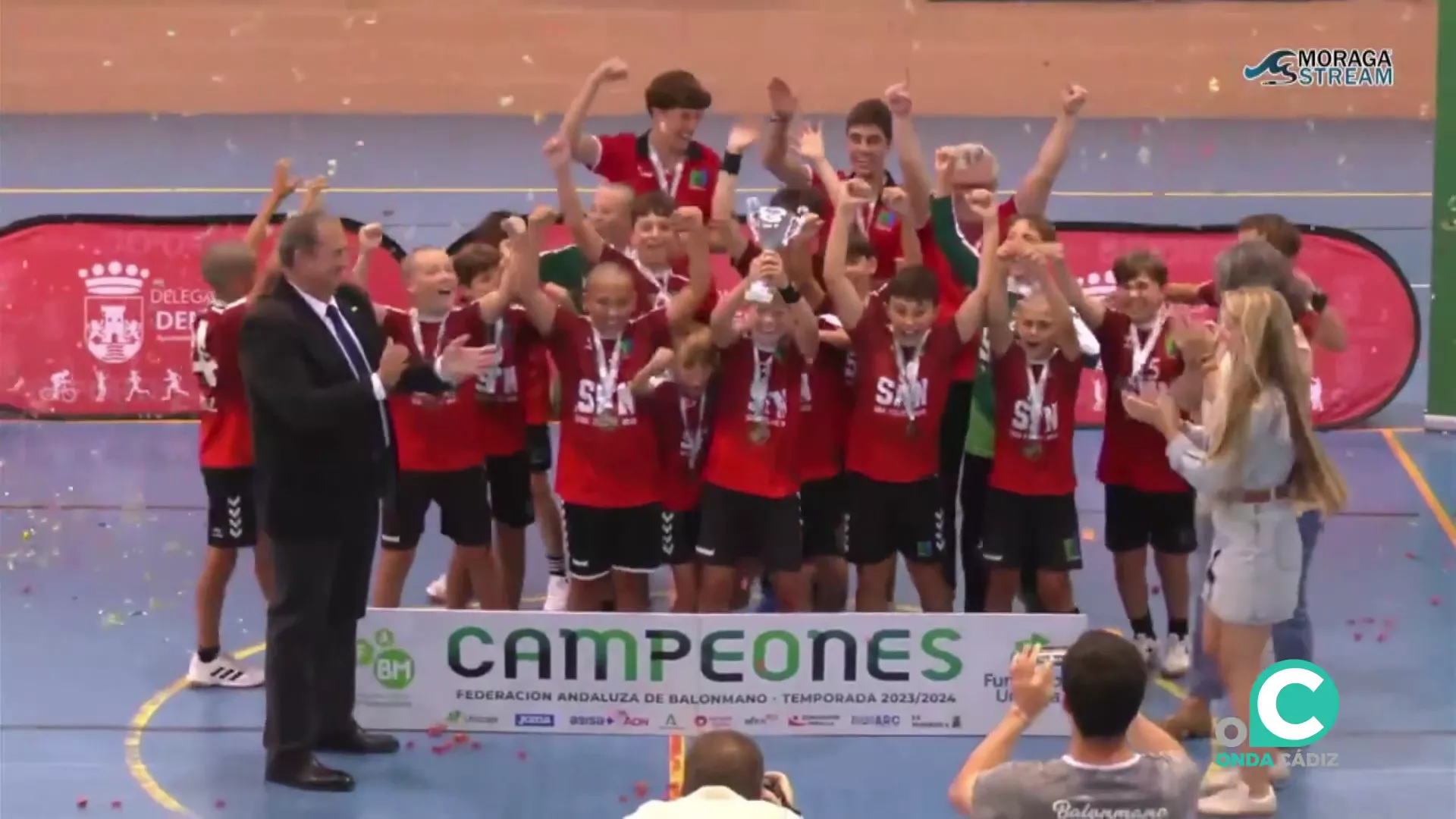 Los pequeños marianistas reciben la copa andaluza de balonmano en Chiclana