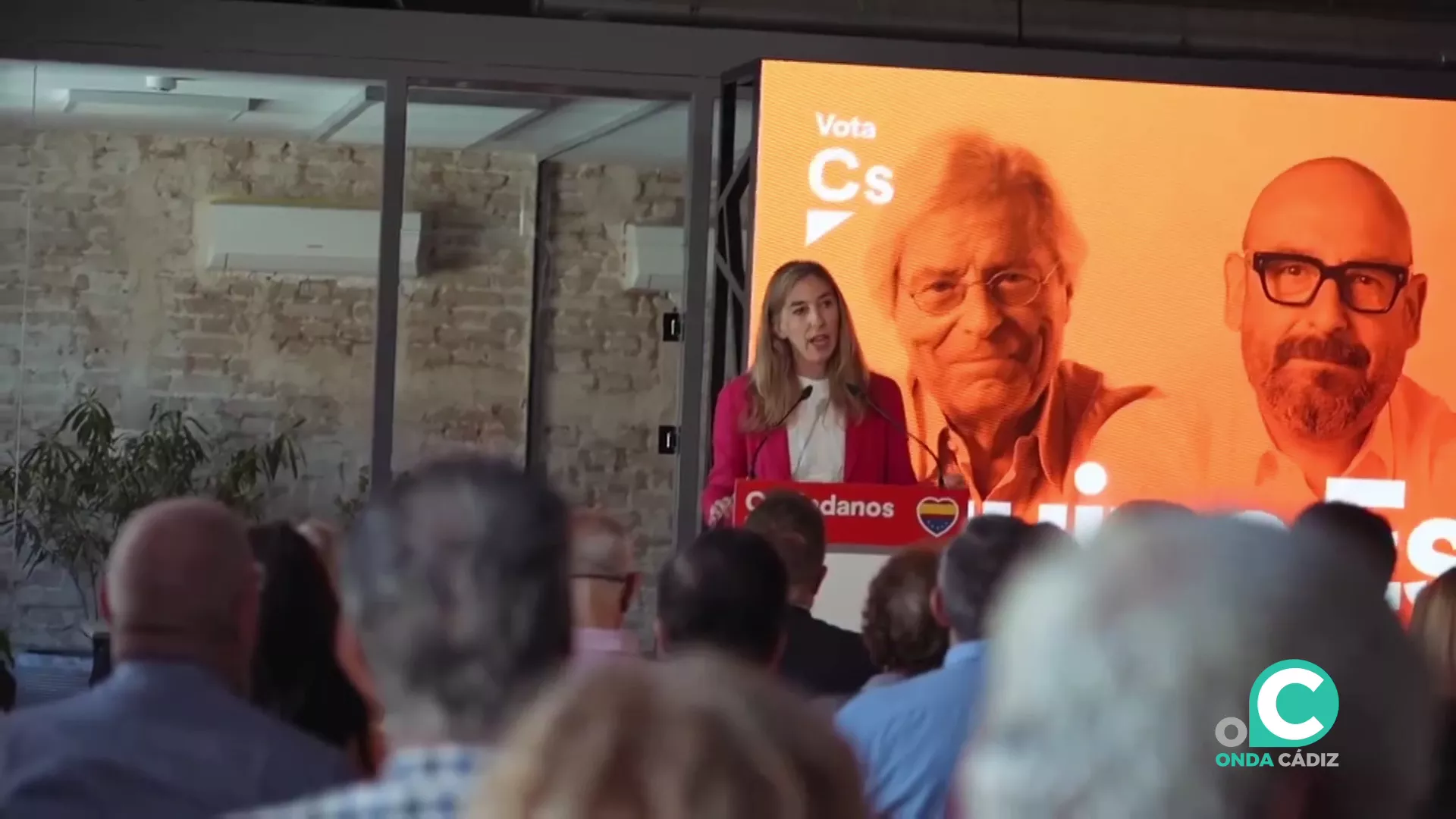 La cándidata de la formación naranja interviene en un acto de campaña