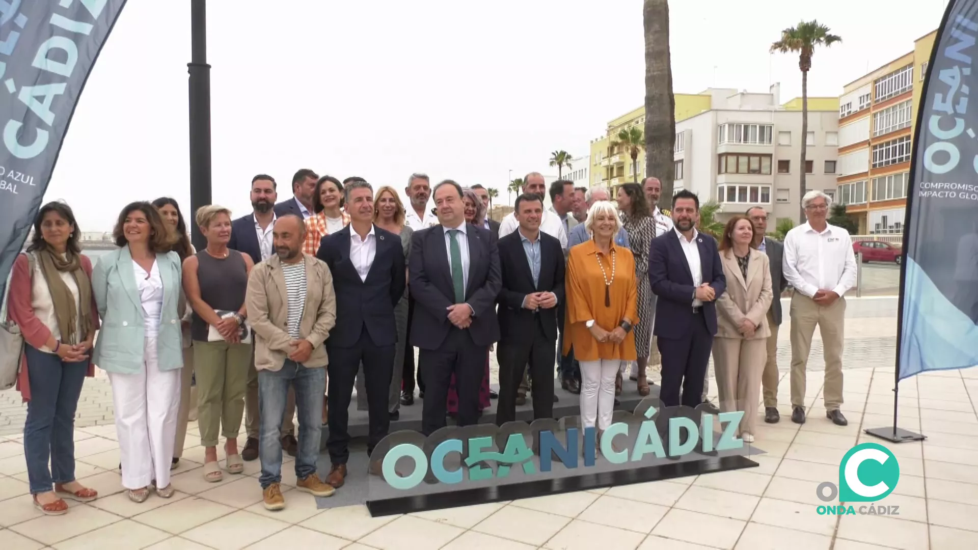 Autoridades y asistentes posan al final del acto Autoridades y asistentes posan al final del acto