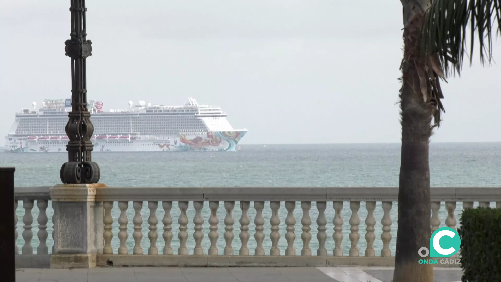 Uno de los navios rumbo al muelle gaditano desde la Alameda