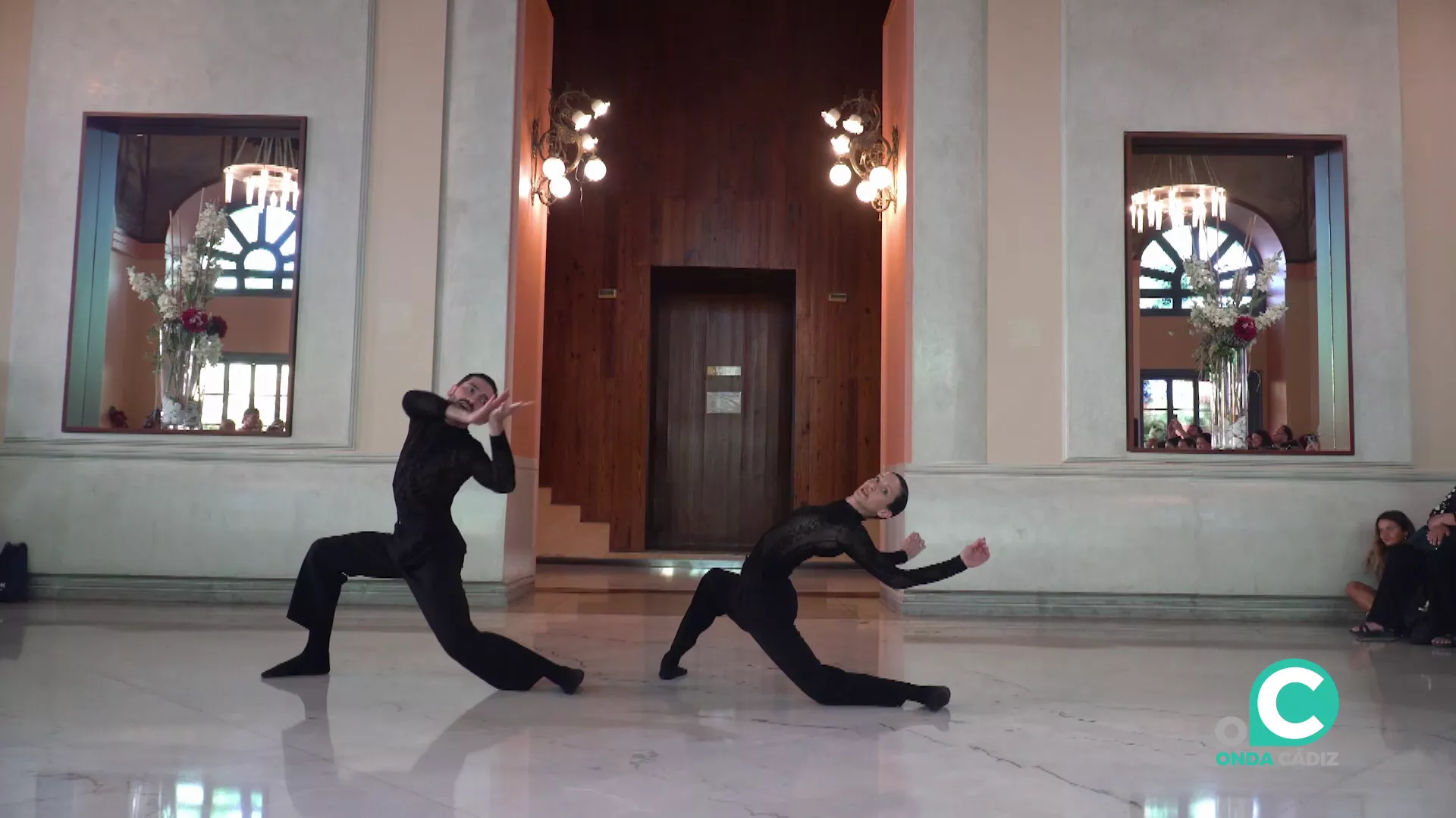 Una de las actuaciones de Cádiz en Danza en la sala de entrada del Teatro Falla