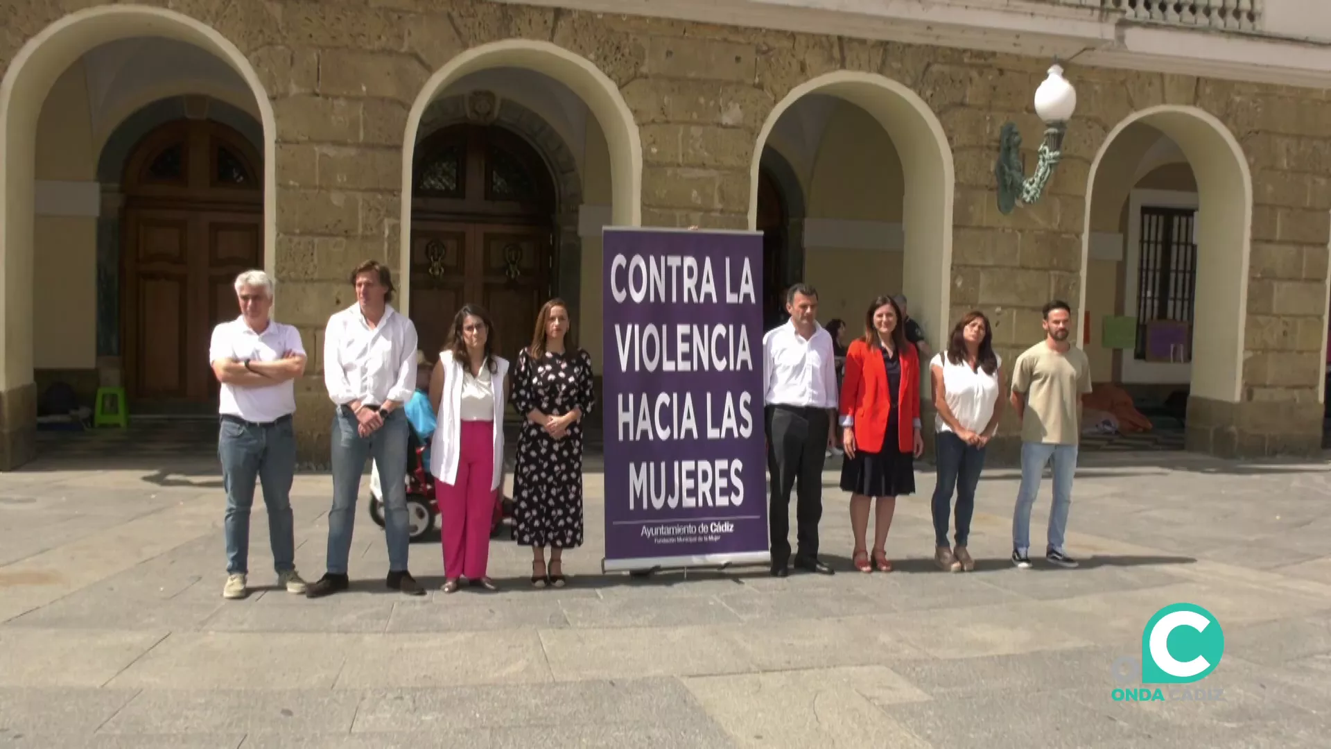 El alcalde junto con distintos concecales en el respetuoso acto