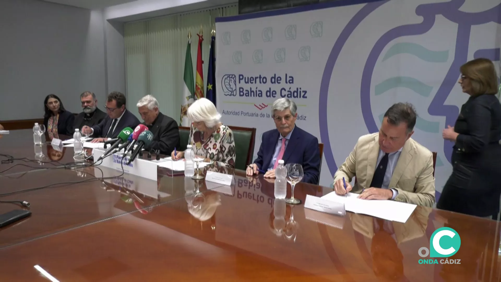 Momento de la firma con la presidenta de la Autoridad Portuaria de la Bahía de Cádiz, junto a representantes de otras instituciones que integrarán el Comité de Bienestar de la Gente del Mar