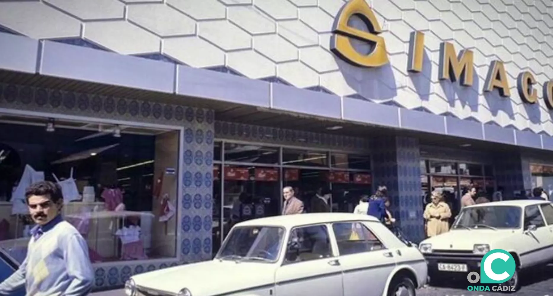 Antigua fachada de los populares supermercados fundados en 1974