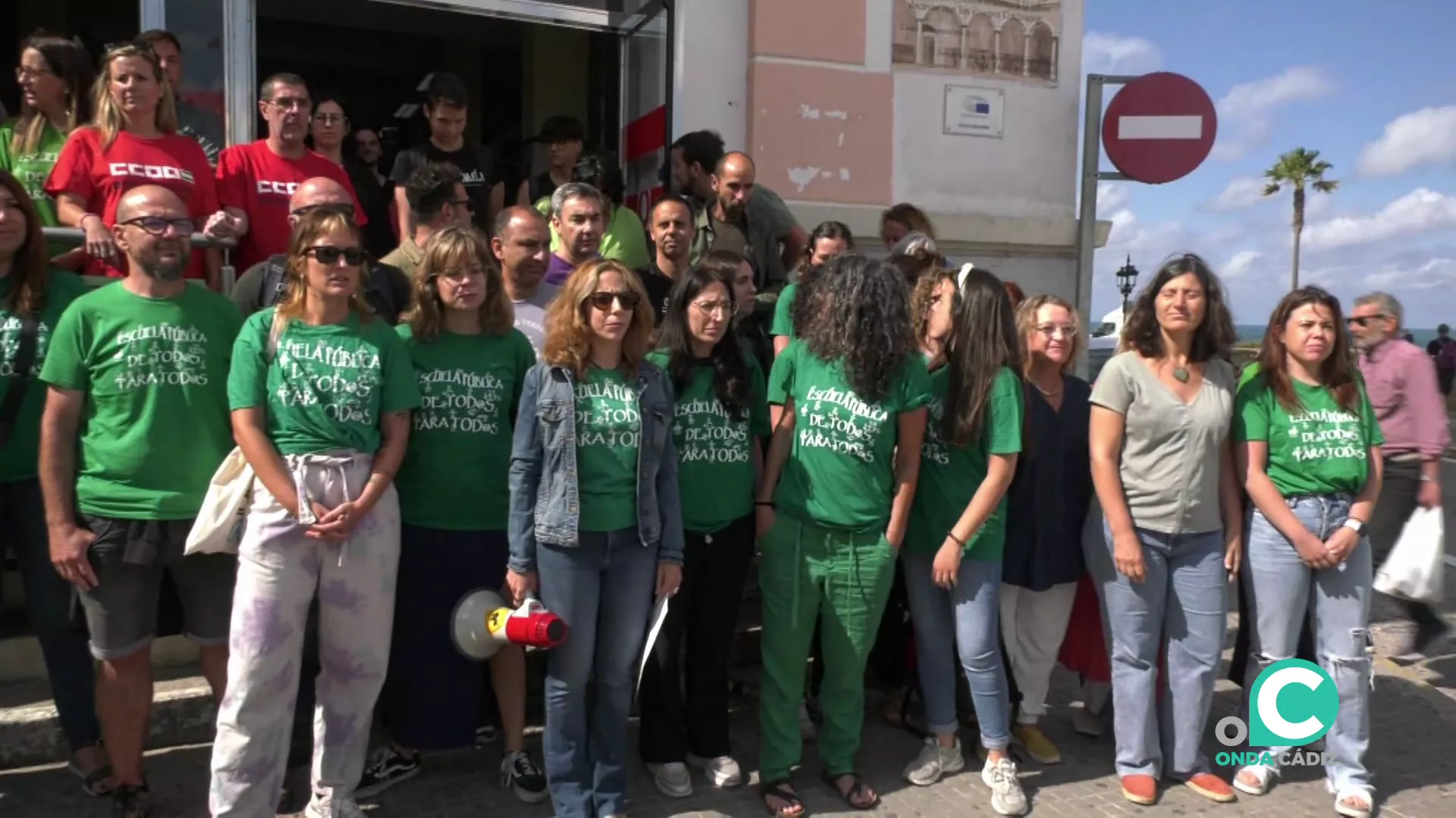 Alumnos y docentes se unieron a la reivindicación a las puertas del histórico instituto