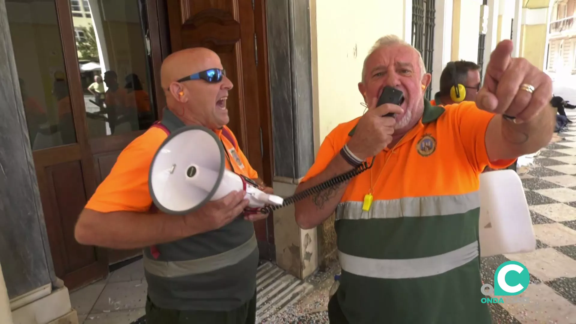 Un momento de la concentración a las puertas de la casa consistorial