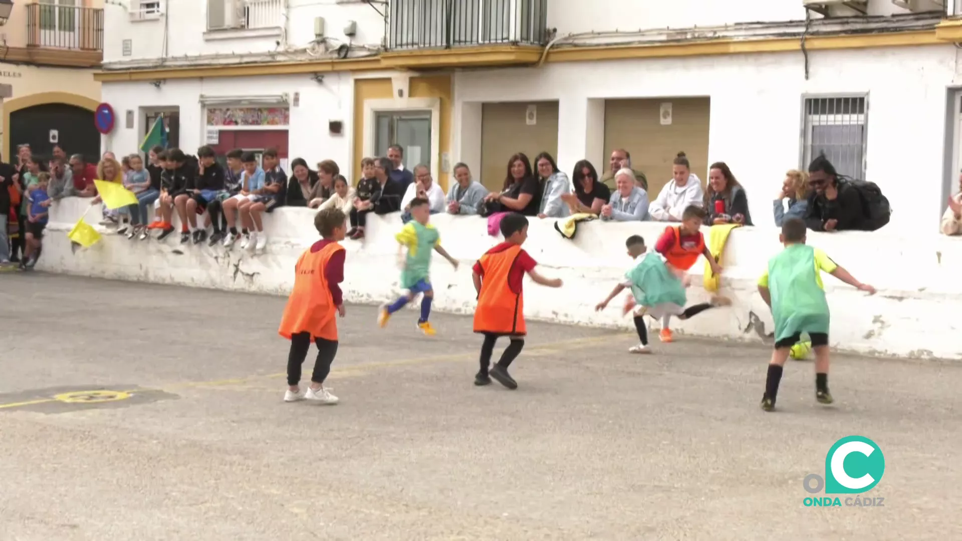 Pequeños en un partido de pelota en una plaza del barrio de La Viña