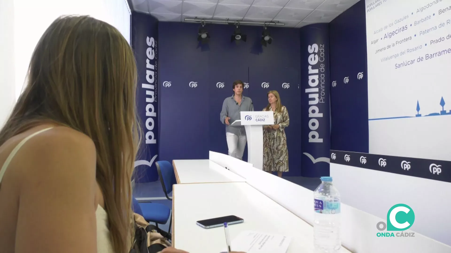 La senadora del Partido Popular Teresa Ruiz Sillero y el diputado nacional Miguel Sastre durante la rueda de prensa