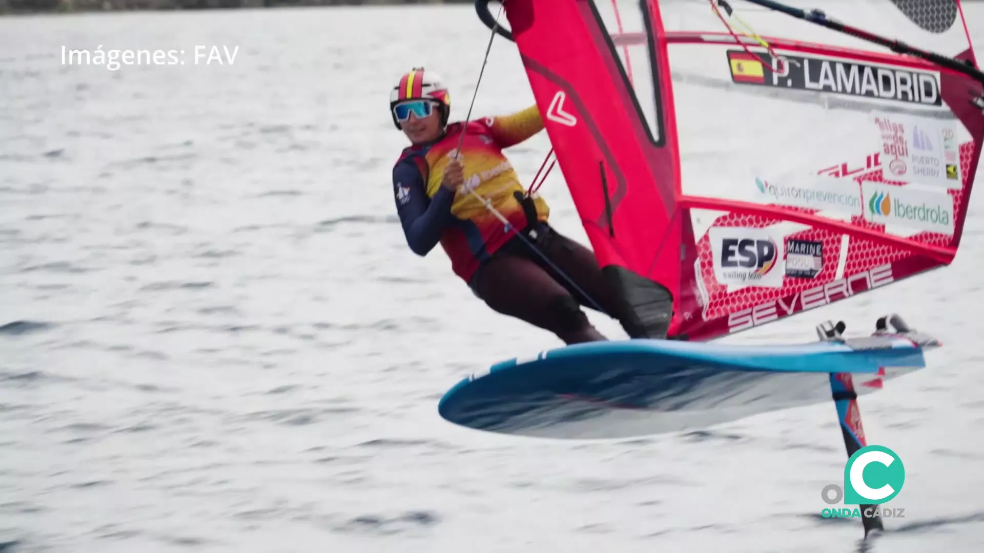 La deportista sevillana apura en la Bahía de Cádiz su esperaba cita en la capital francesa