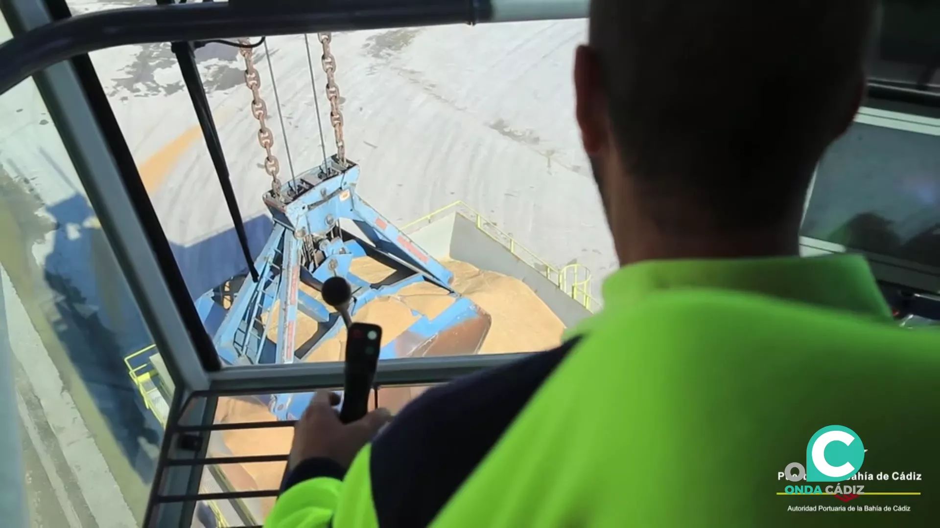 Un operario de grua en el muelle de Cádiz