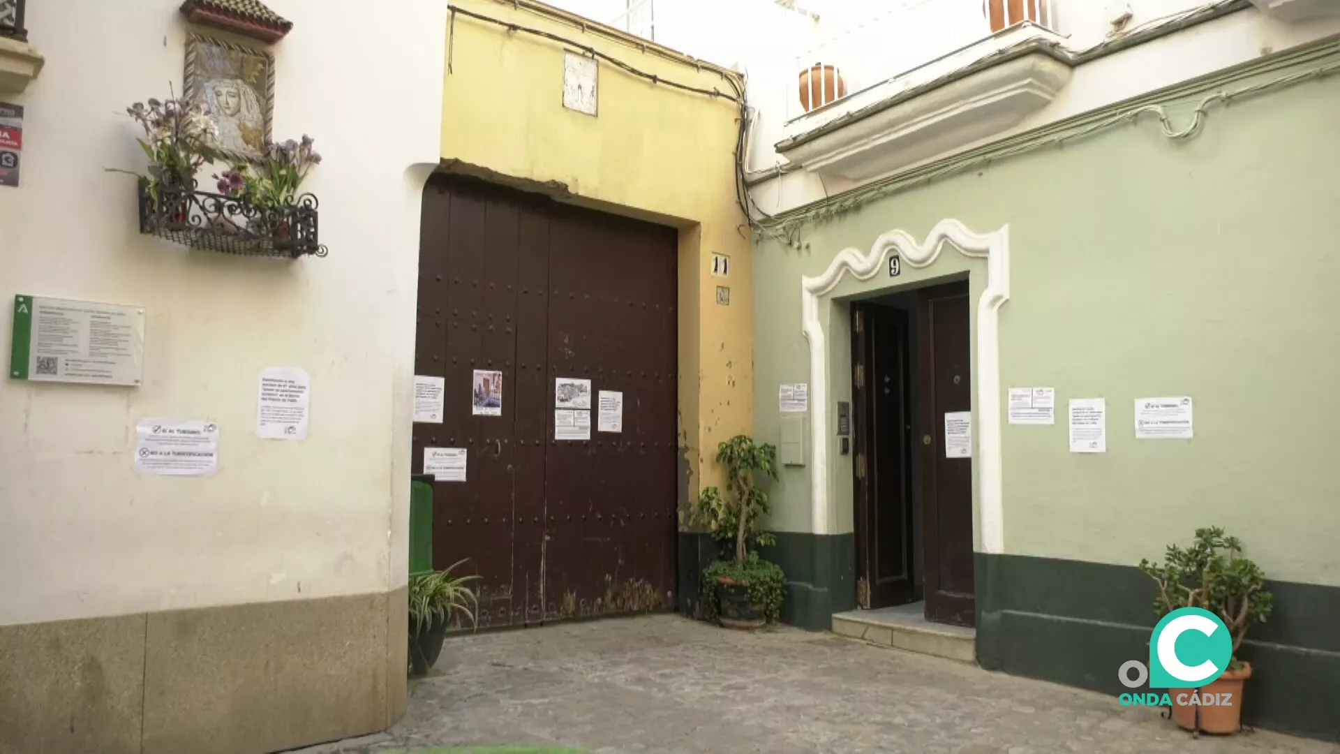 Carteles de protesta contra la turistificación de las viviendas en el Pópulo