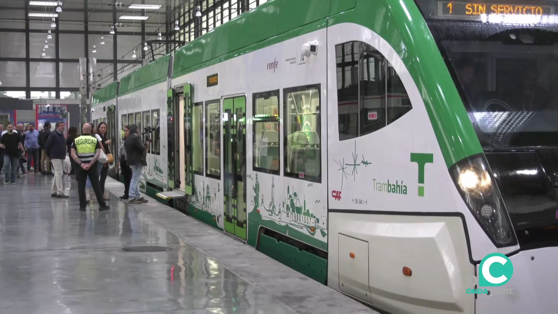 Imagen del Tranvía Metropolitano de la Bahía de Cádiz en la estación de la capital