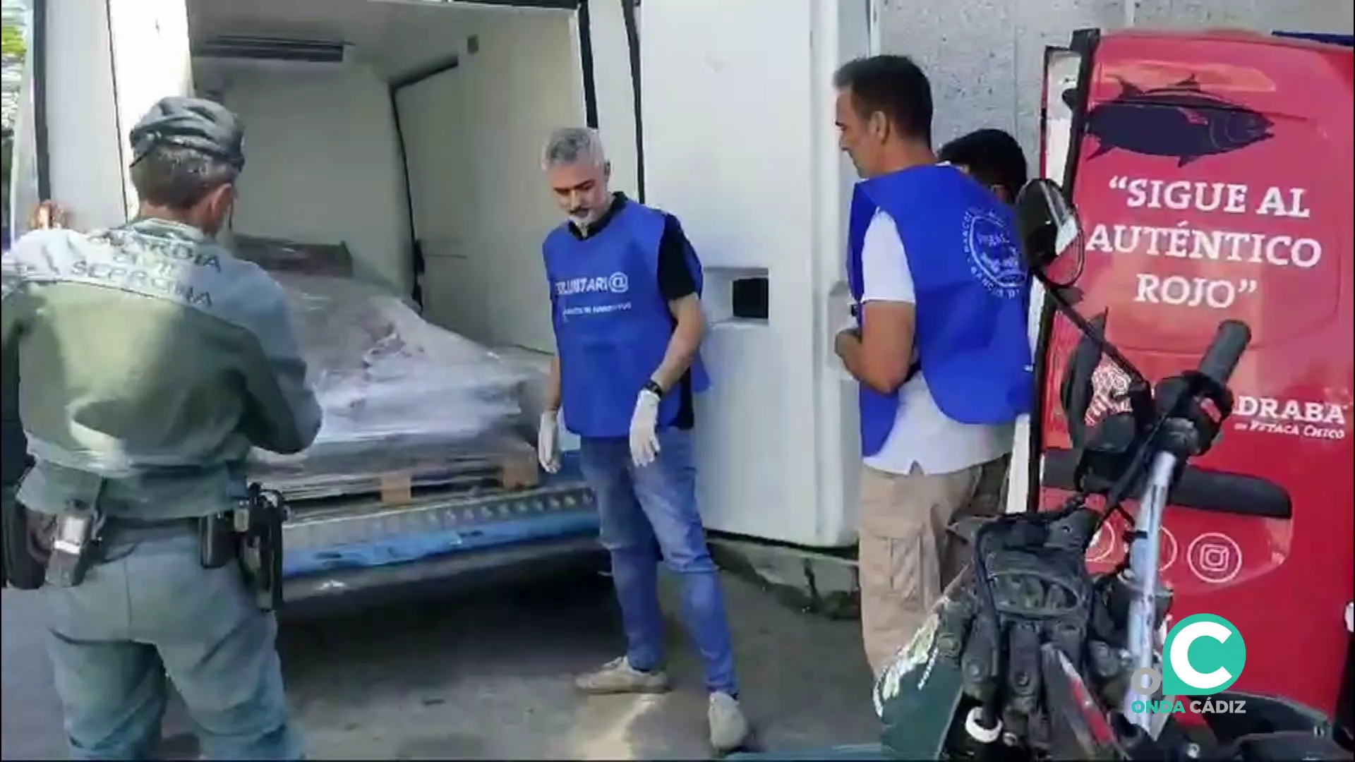 Momento de la descarga de la mercancia al Banco de Alimentos