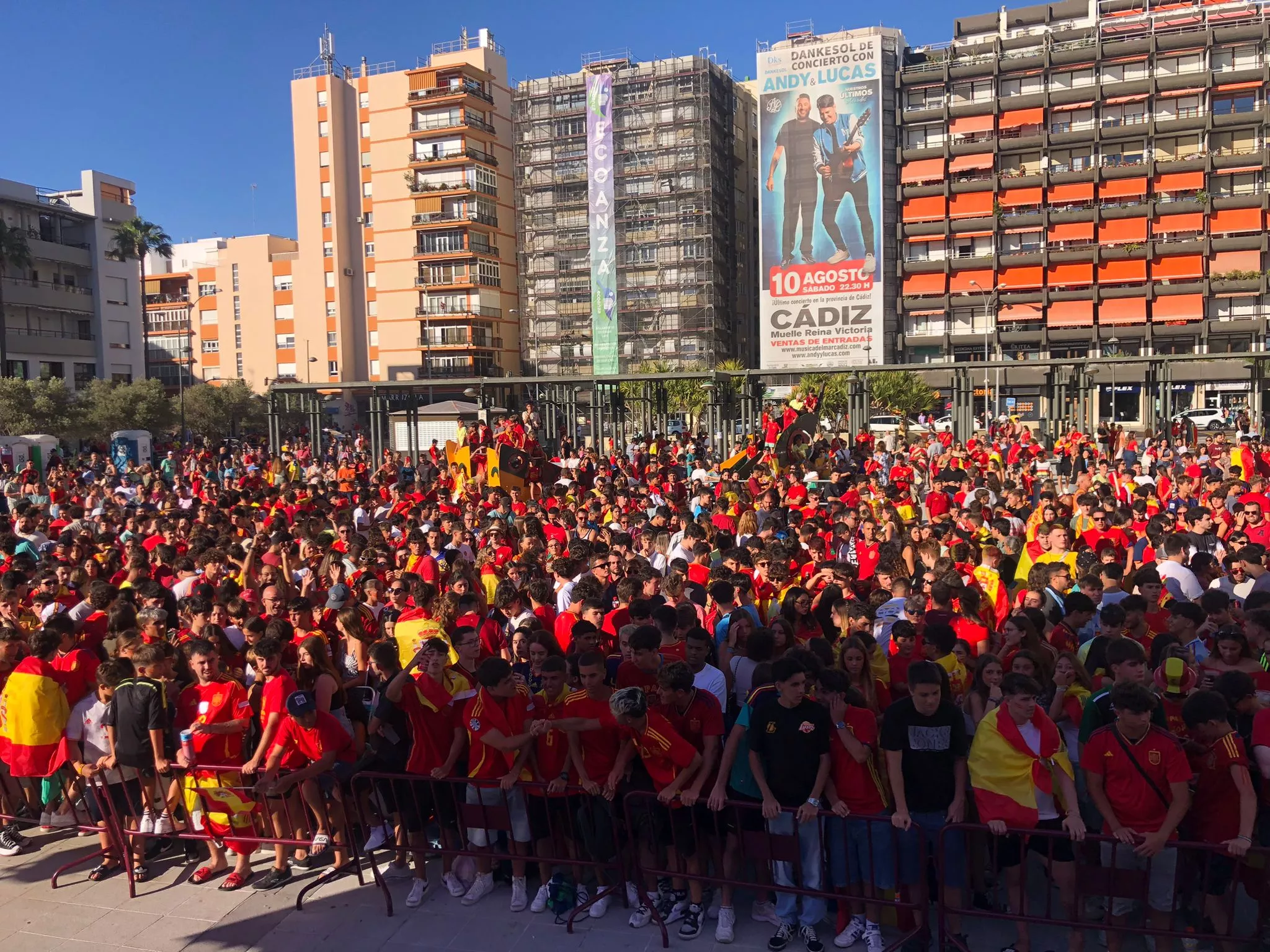 Buen ambiente en la Glorieta Ana Orantes previo al encuentro