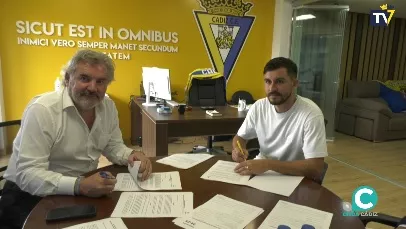 Víctor Chust firmando junto al Presidente del club cadista, Manuel Vizcaíno