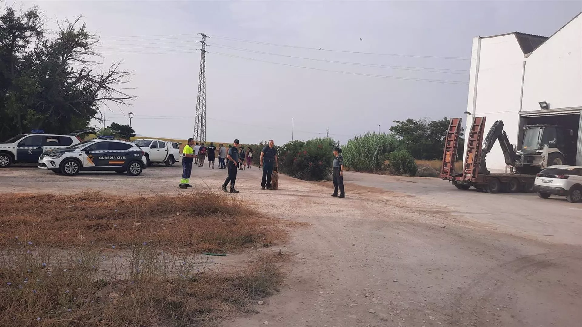 Agentes de la Benemérita en el dispositivo de rastreo por la localidad