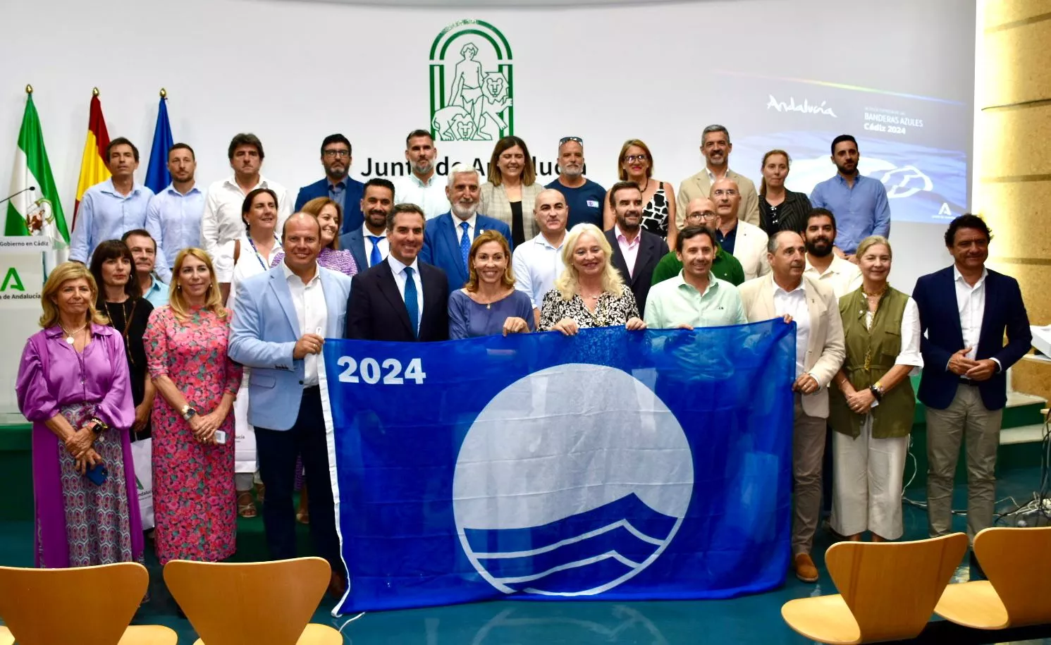 Los representantes de los ayuntamientos de la provincia en cuyas localidades ondearán las enseñas azules en sus playas