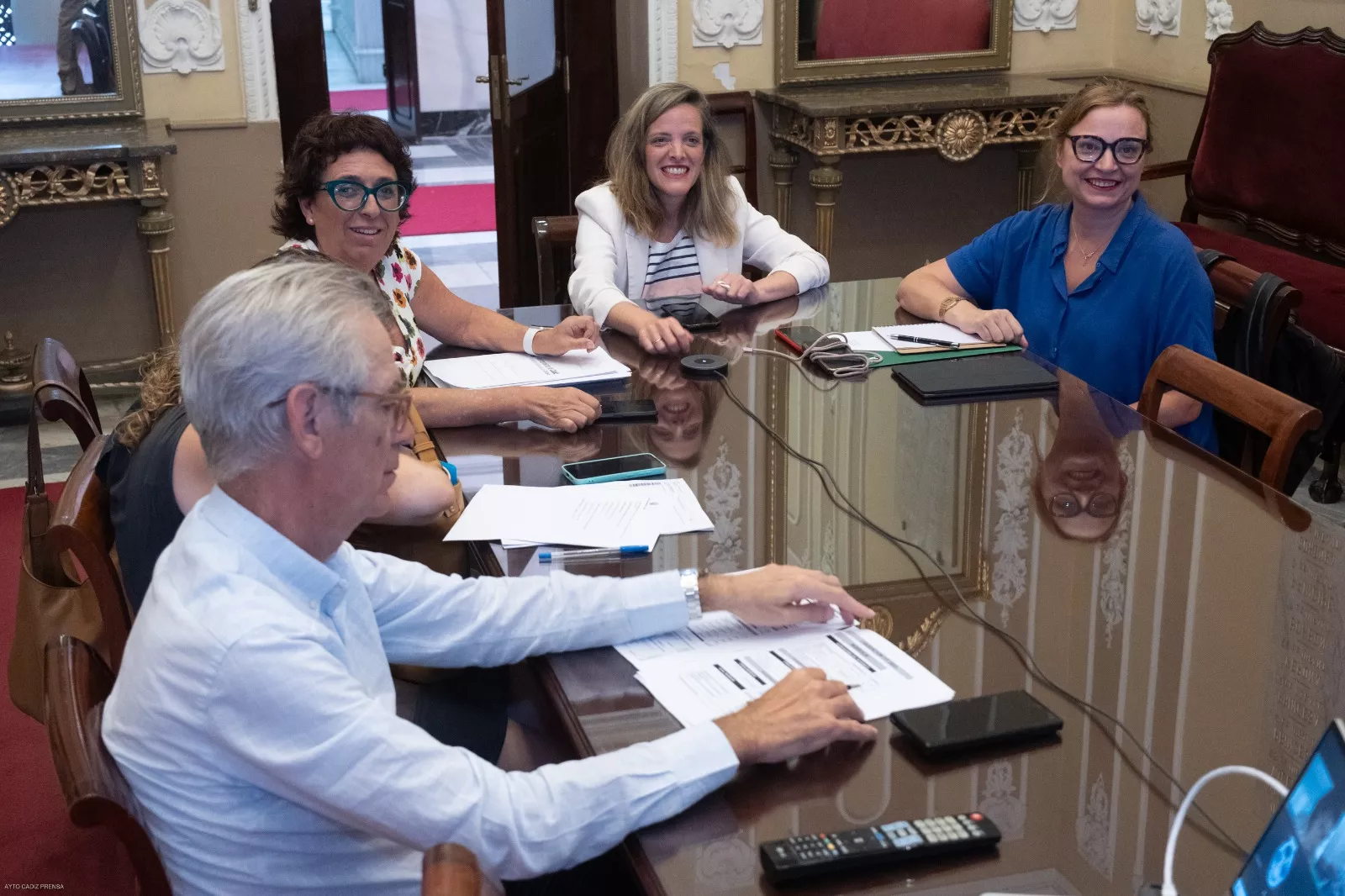 La edil Maite González preside la reunión del Patronato del Festival Iberoamericano de Teatro 