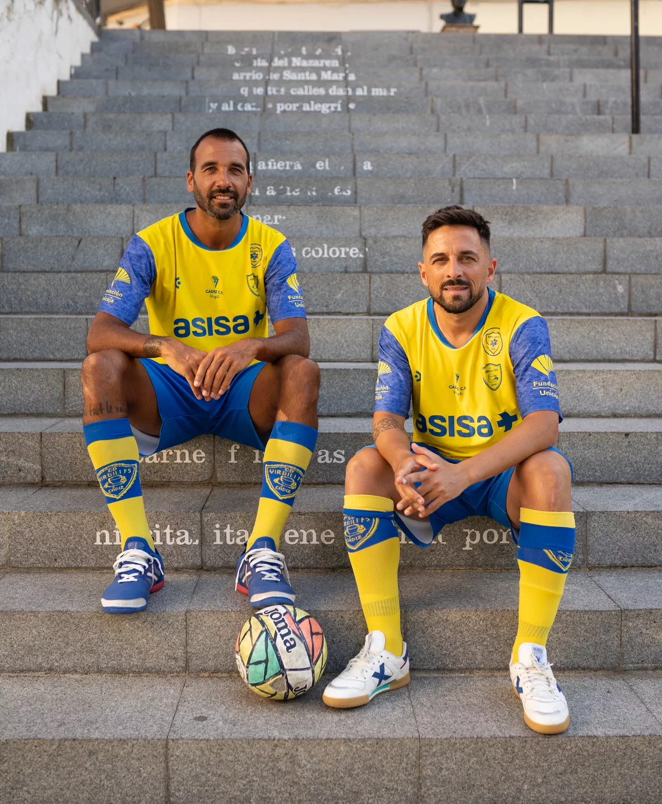 Ambos jugadores posan con la indumentaria del club gaditano (Foto: CD Virgili Cádiz)