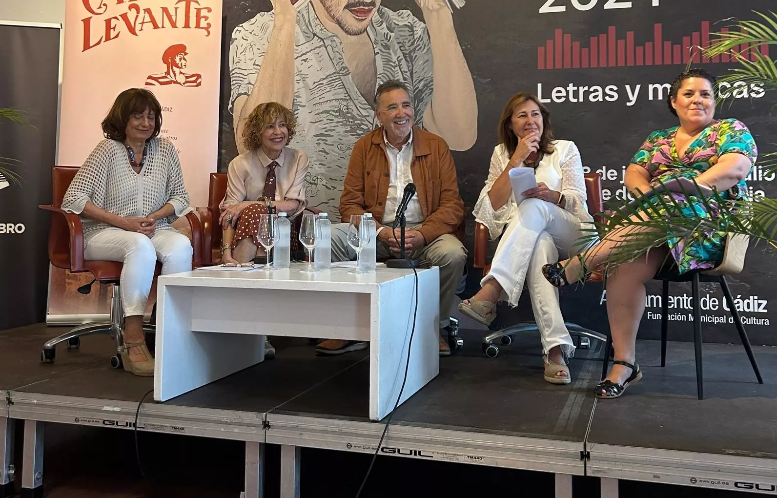 El jurado del certamen del concurso de relatos cortos "Historias del Café" durante la lectura de los premios La Fria del Libro ha acogido la lectura de los premios de este año