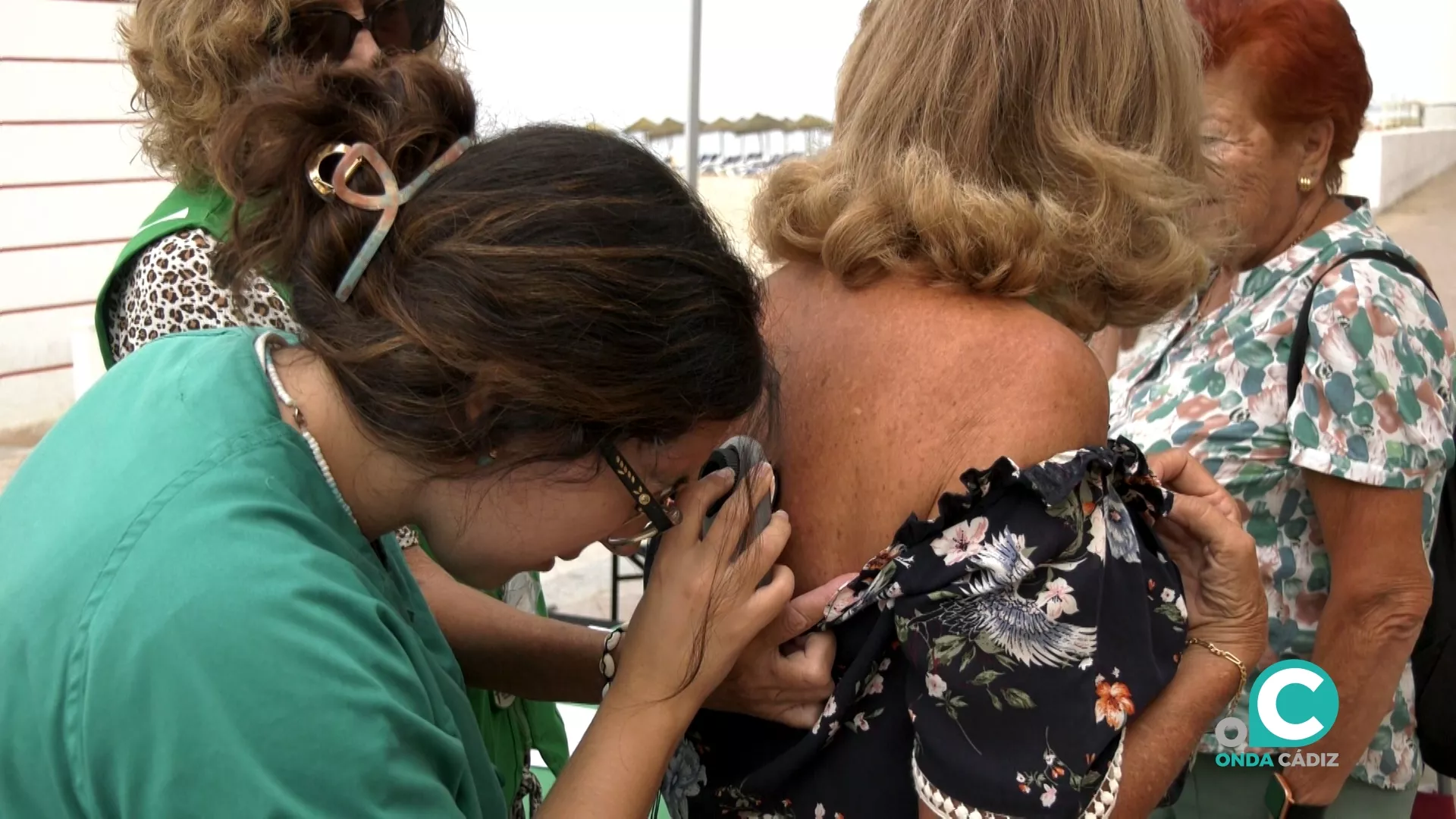 Médicos autoexploran a las personas para evitar el cáncer de piel en el módulo central de la Playa Victoria. 