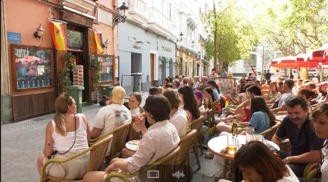 Cientos de personas quisieron vivir en la calle un nuevo pase de la Roja en la Eurocopa Los aficionados se concentraron en los bares para vivir el directo el partido de la Selección