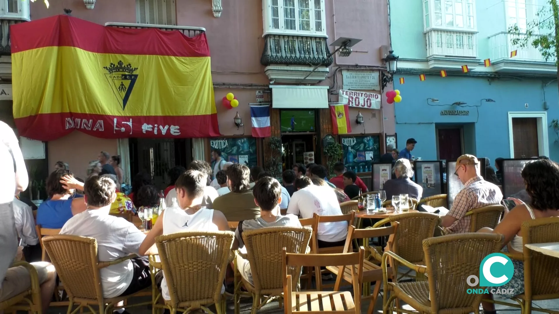 Ambiente en los establecimientos y en las calles de la ciudad para ser testigos del partido de la Selección Española de Fútbol. 