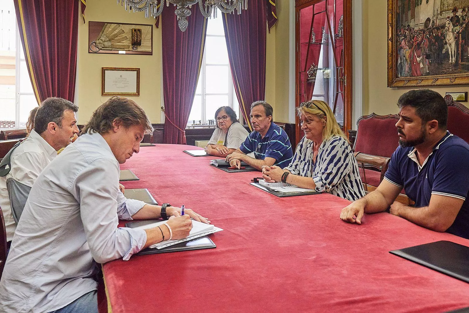 Un momento del encuentro entre los representantes municipales y el colectivo social