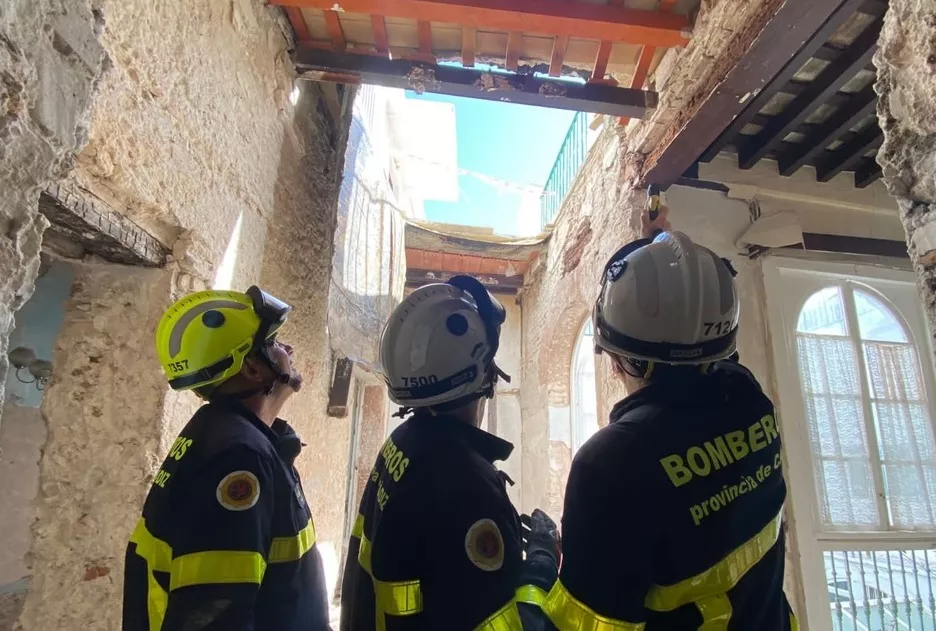 Bomberos inspeccionan el lugar del suceso