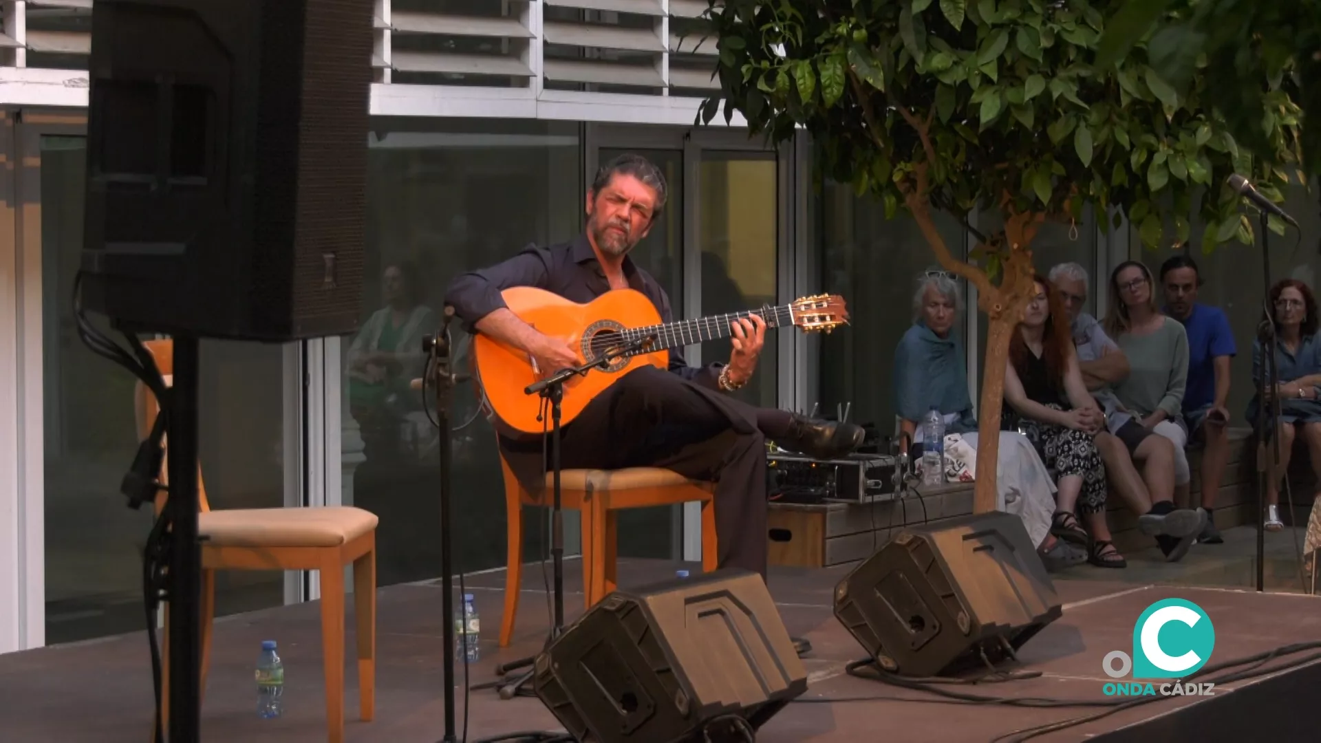 El guitarrista José Carlos Gómez sobre el escenario del patio del ECCO. 