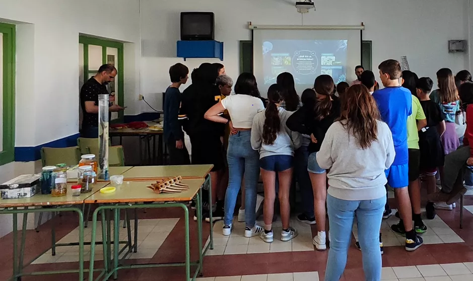 Alumnos del IES San Severiano durante los talleres del Programa de Educación Ambiental en Ciencias Marino-Marítima.