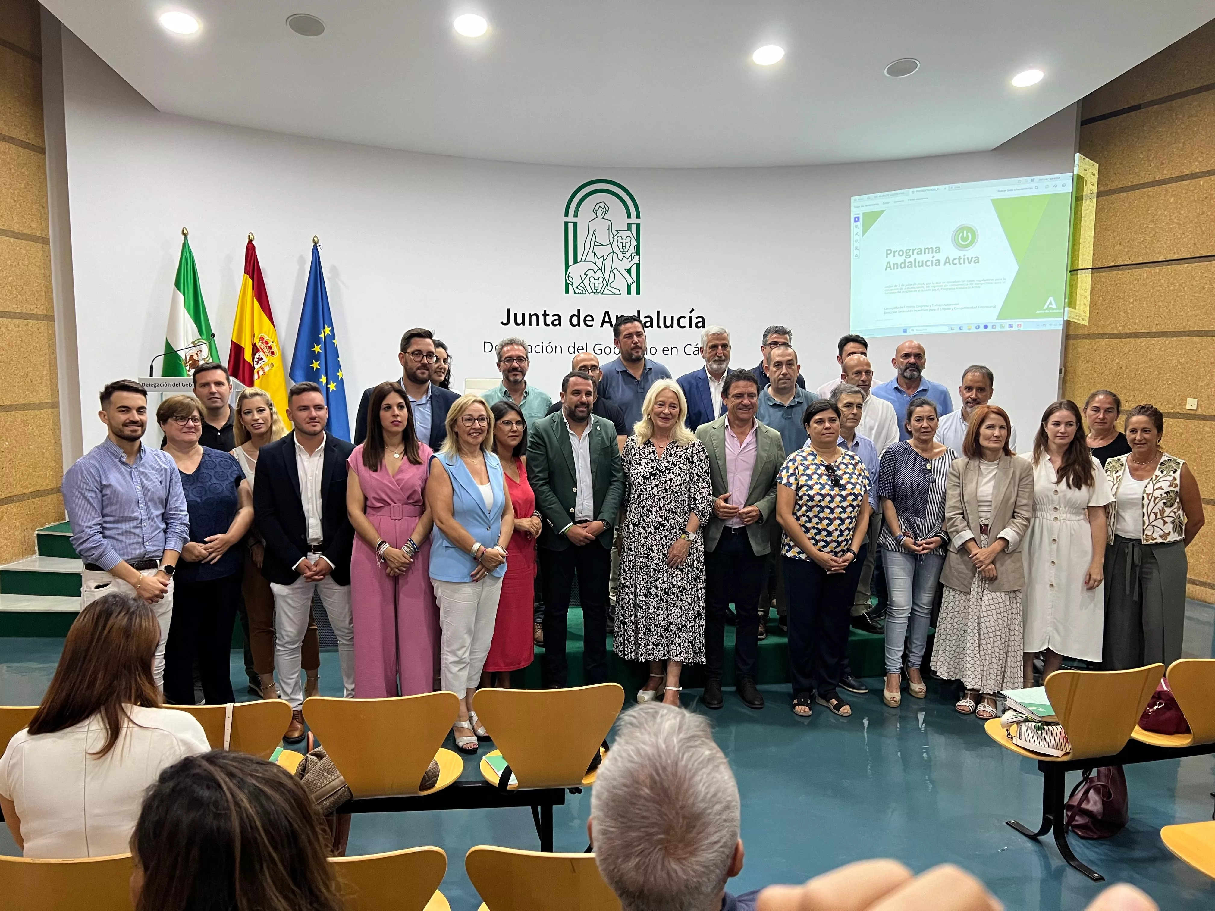 La delegada de la Junta en Cádiz, Mercedes Colombo, acompañada del delegado territorial de Empleo, Empresa y Trabajo Autónomo, Daniel Sánchez, han presentado el Plan de Empleo Andalucía Activa.