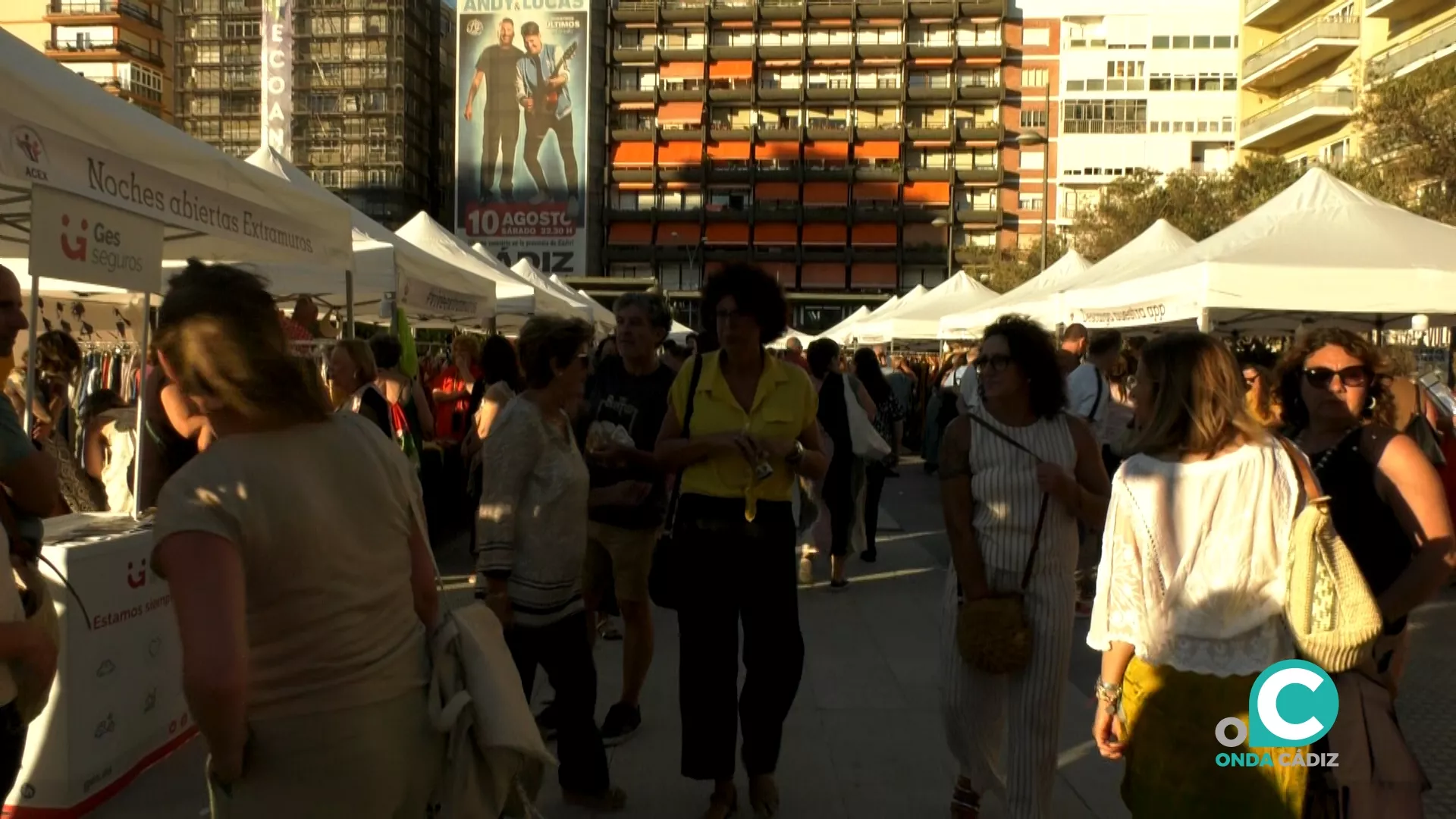 Comercios de la zona de Extramuros exhibieron sus productos en un mercadillo celebrado este viernes en la Glorieta Ana Orante