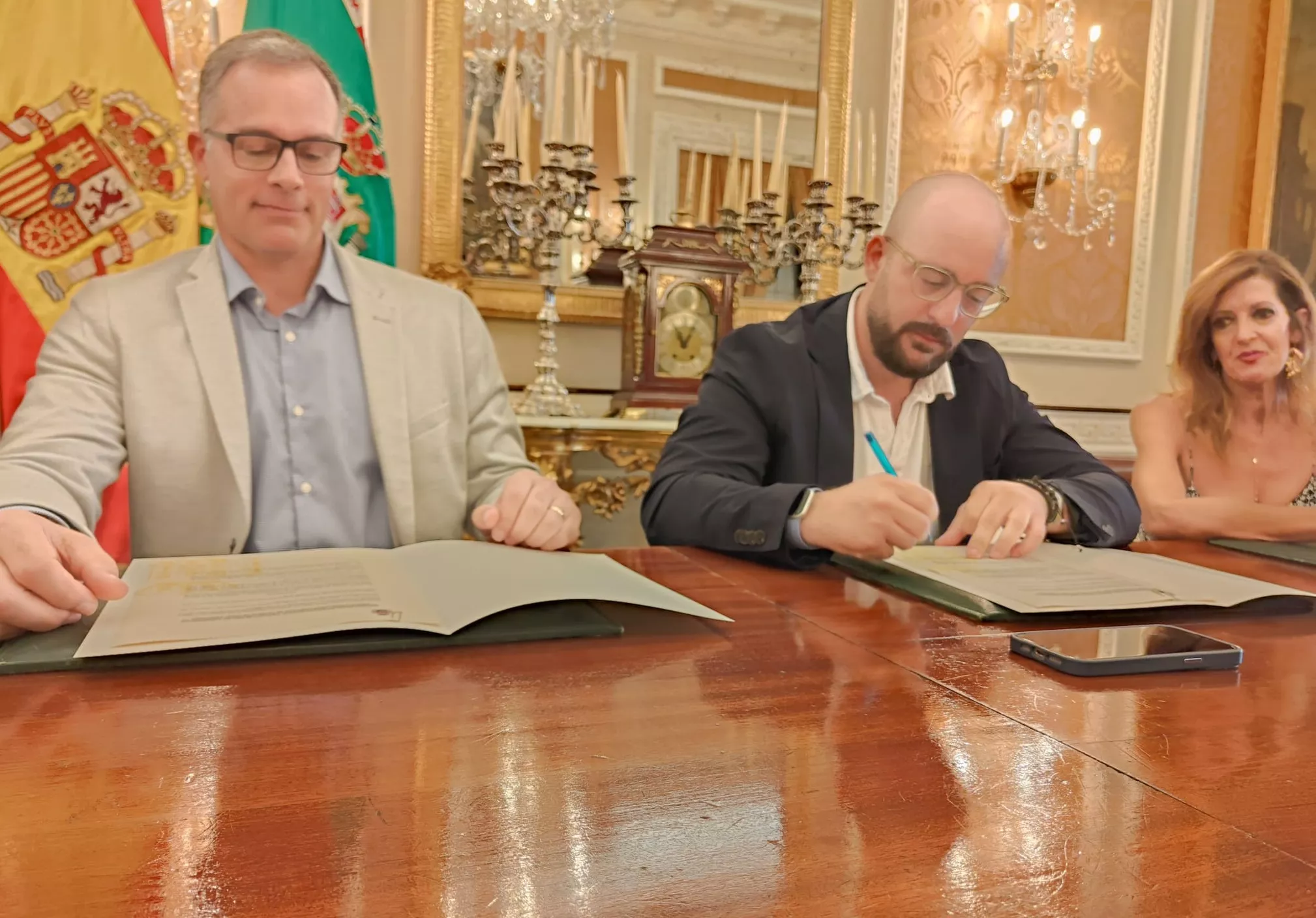 Momento de la firma del convenio de colaboración entre la administración provincial y Cádiz Port.