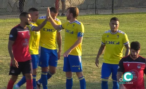 Alex Fernández celebra uno de los tantos en el encuentro que abrió la pasada pretemporada