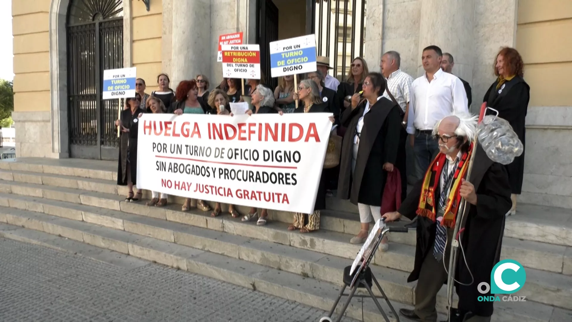 Momento de la protesta a las puertas de la Audiencia Provincial de Cádiz. 