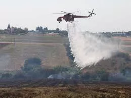 Un helicóptero del Infoca, en plena actuación en un incendio.