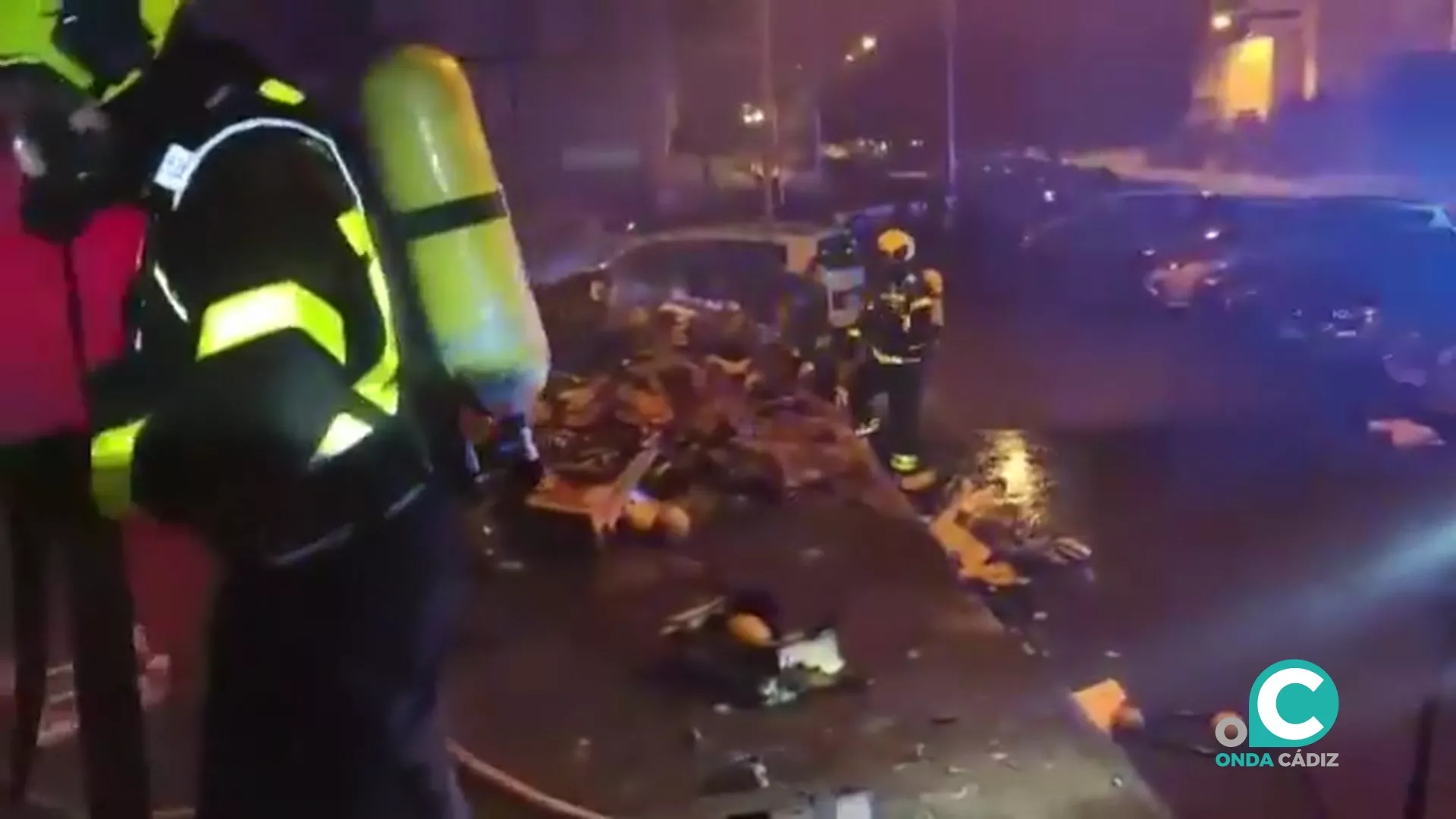 El incendio se origina en una acumulación de materiales a las puertas de la lonja municipal. 