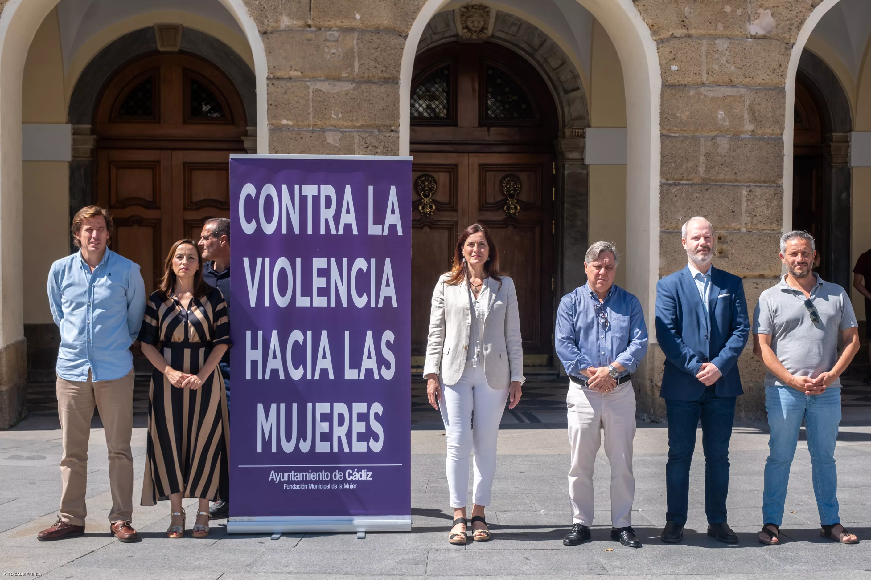 Imagen del minuto de silencio celebrado este martes en San Juan de Dios. 