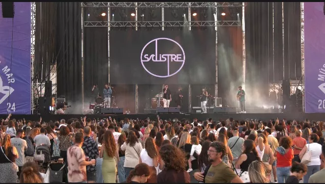 El grupo Salistre actuó en el escenario del muelle acompañados de Mario Díaz y La Mala Rodríguez