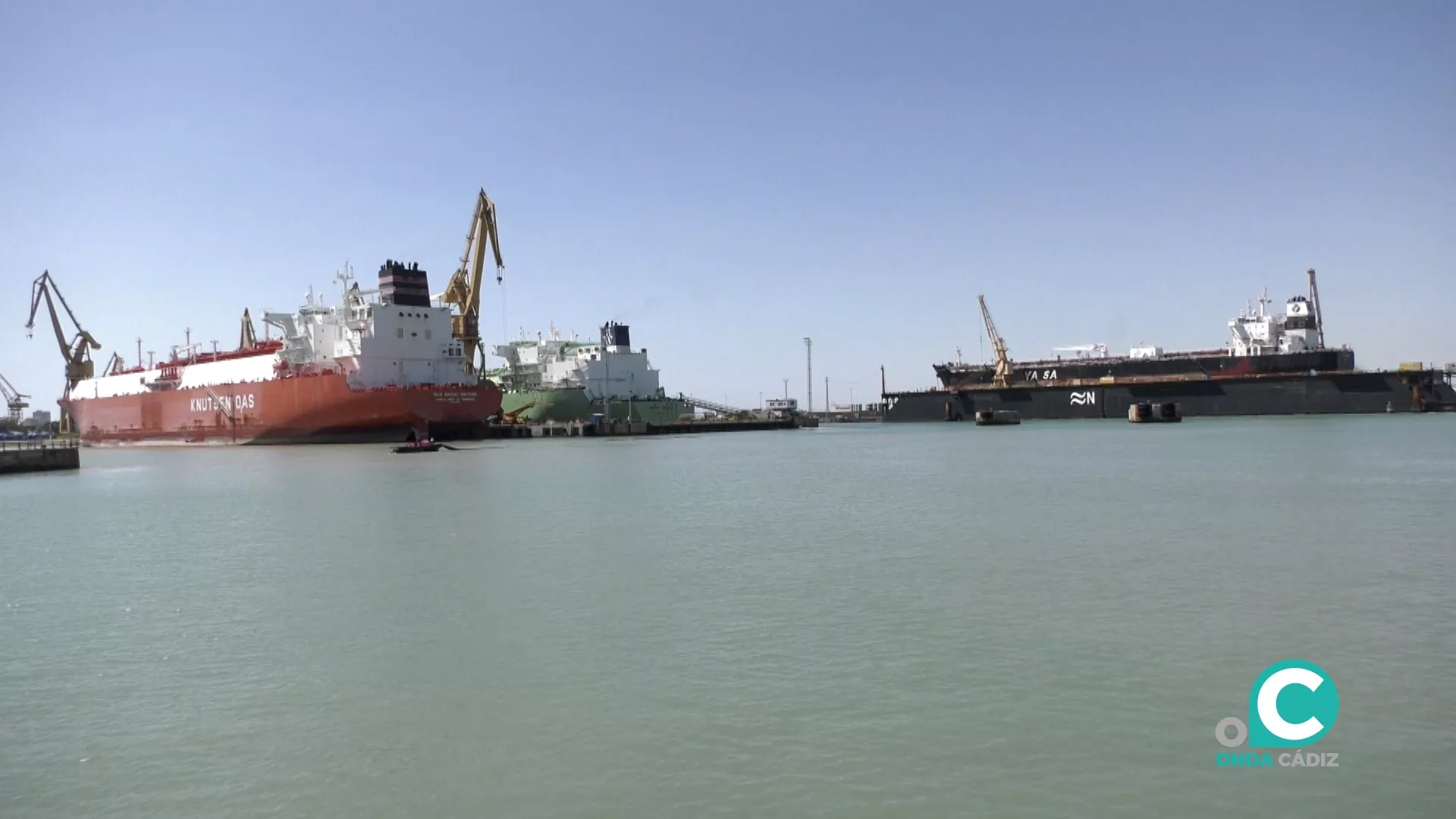 Imagen de navíos atracados en la factoría gaditana. 