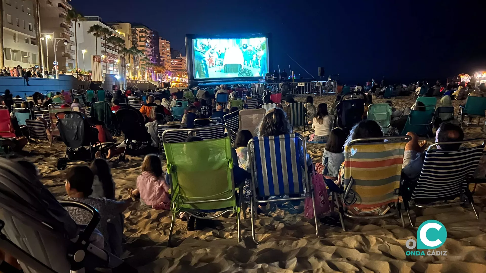 La playa Victoria acoge la primera proyección del ciclo de cine en verano. 