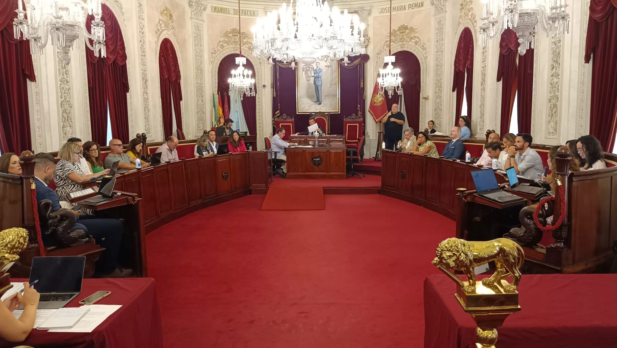 Un momento del transcurso de la sesión en el Ayuntamiento de Cádiz