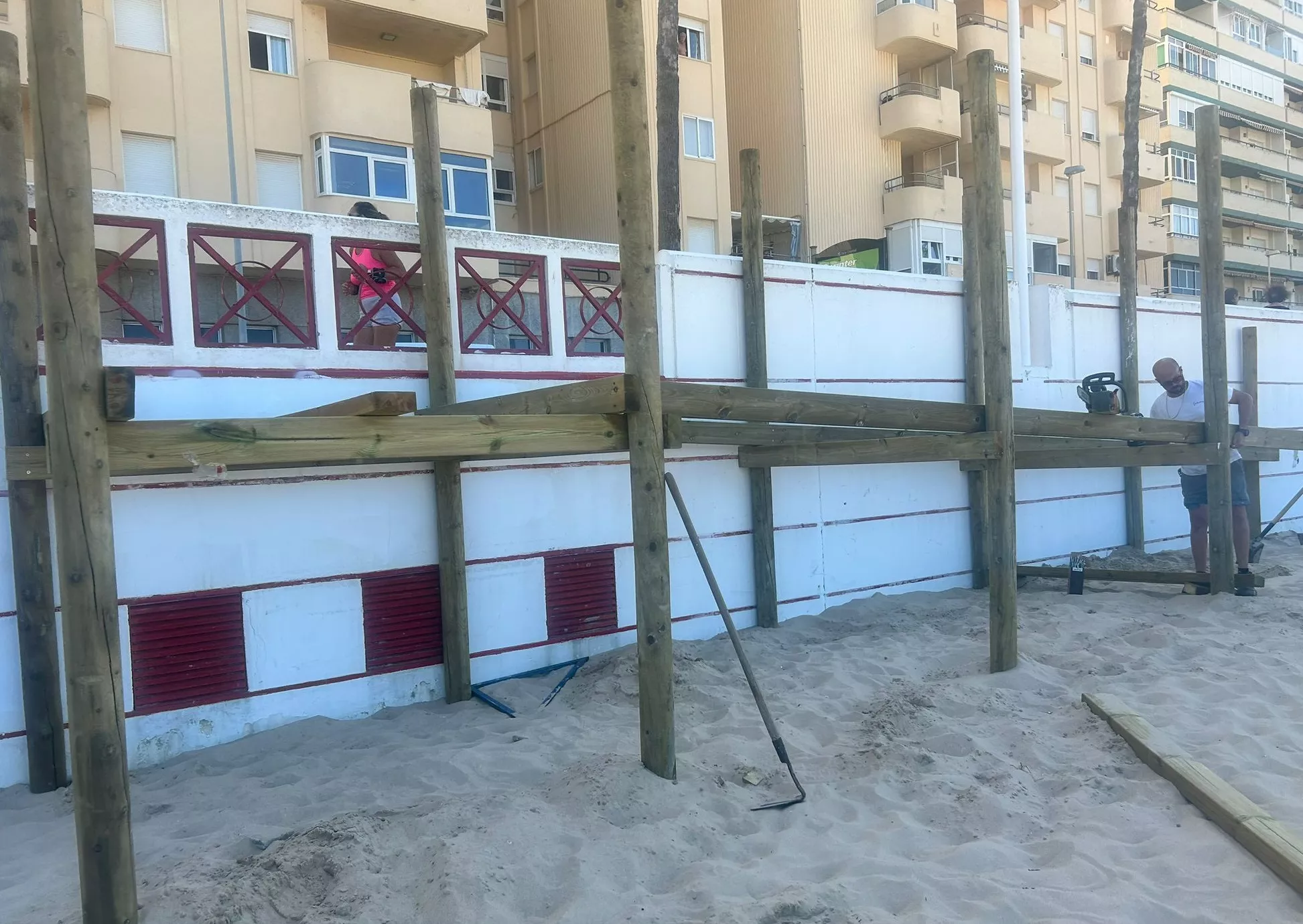 Las obras permitirán que las personas con movilidad reducida puedan acceder a la playa de Cortadura. 