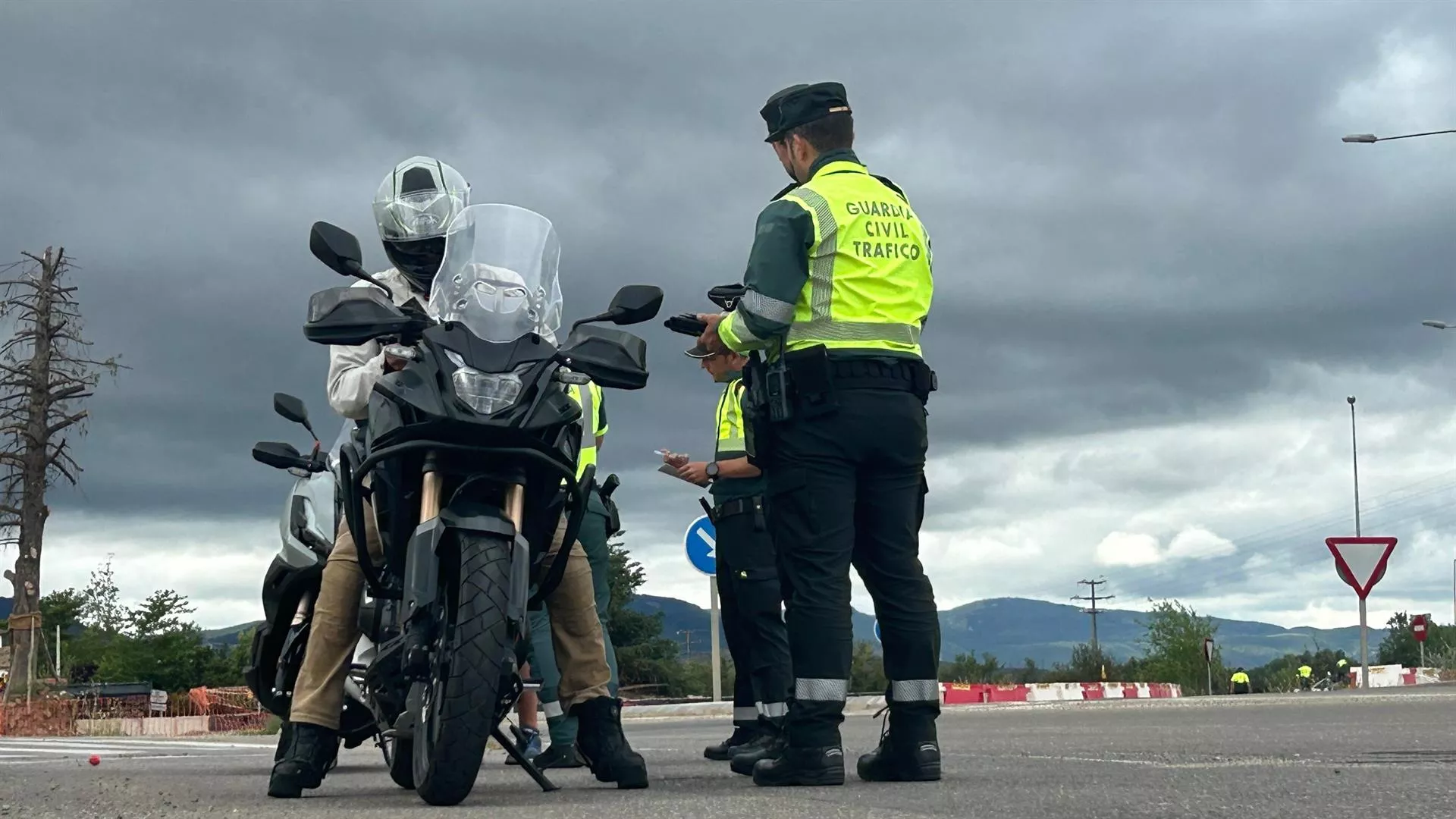 Agentes de la Guardia Civil en un control de carretera con un motorista.