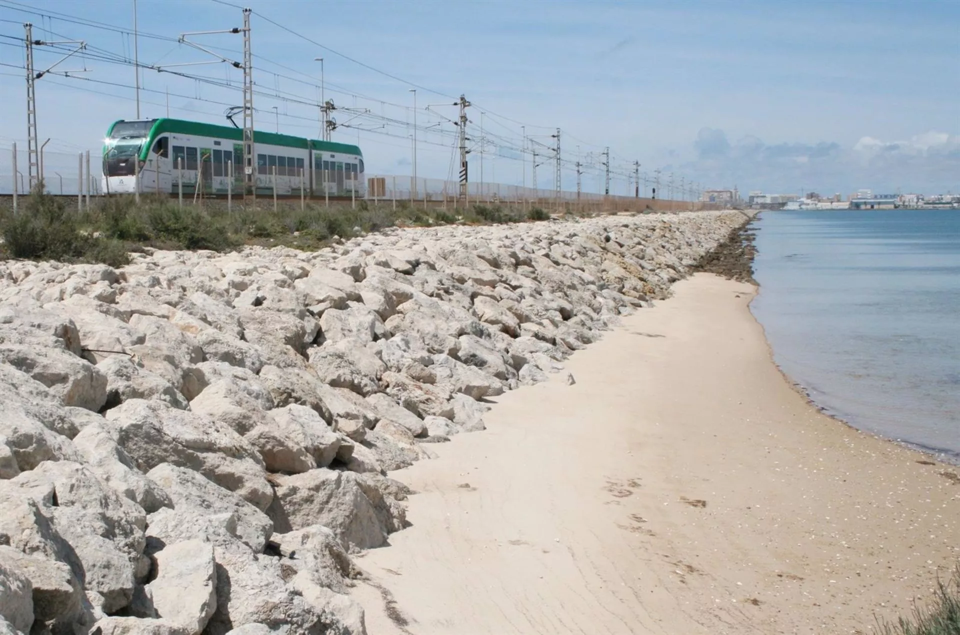 El tranvía de la Bahía de Cádiz consta de un trazado de 24 kilómetros entre Chiclana y Cádiz.