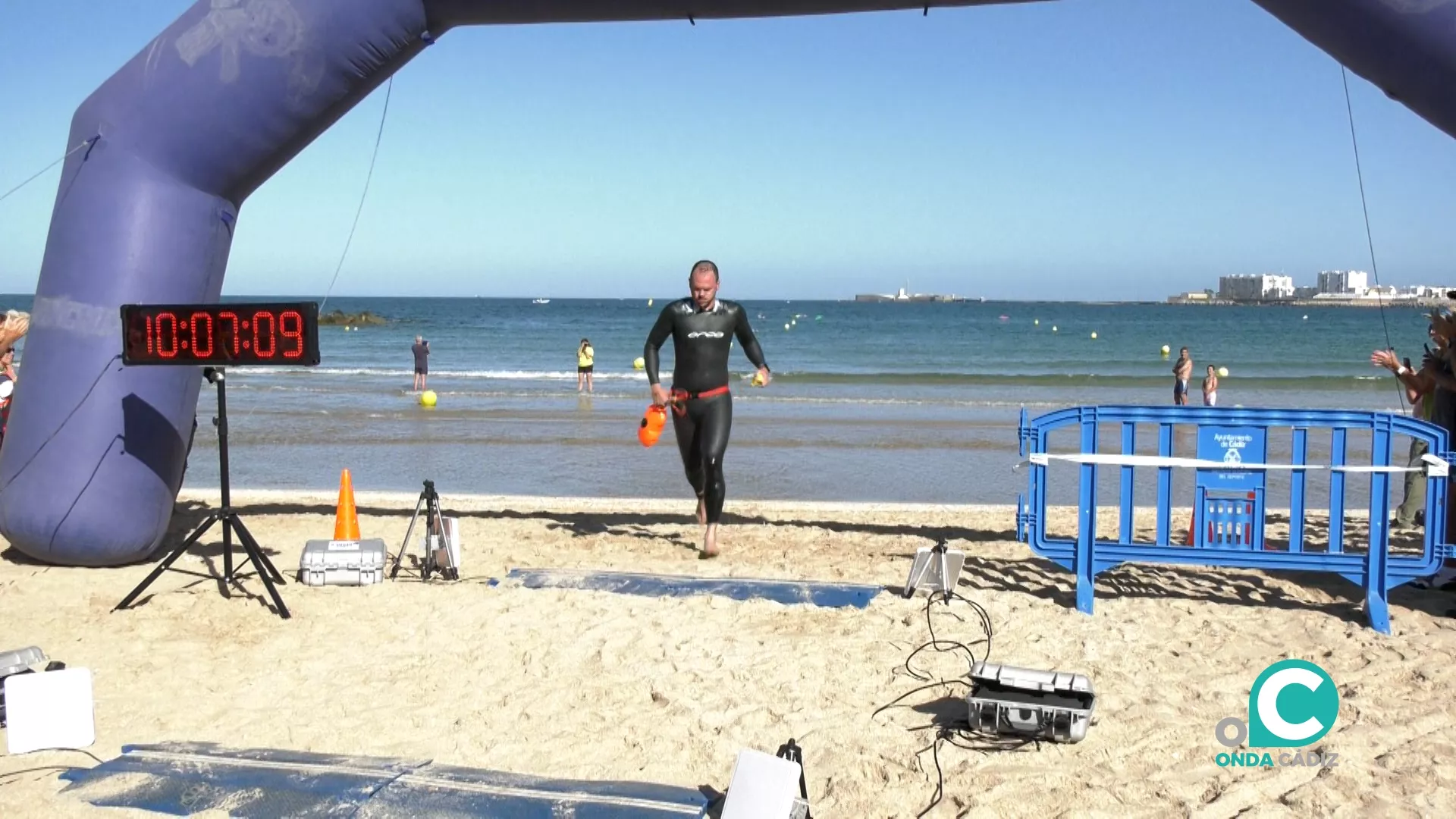 Ildefonso Barrera, nadador del Utrera Acuática, llegando a meta en la Playa de Santa María. 