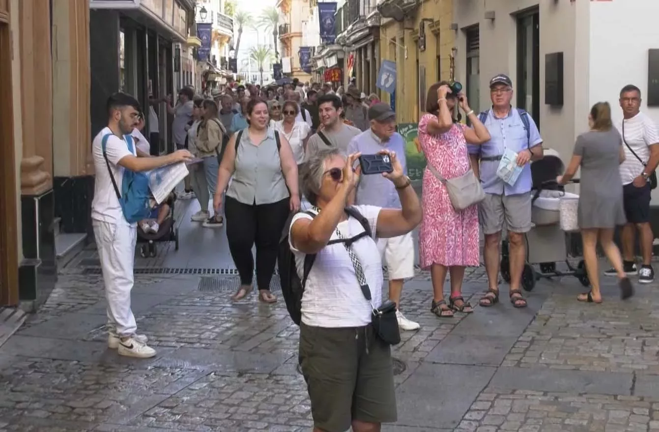 Visitantes paseando por las calles de la capital gaditana. 