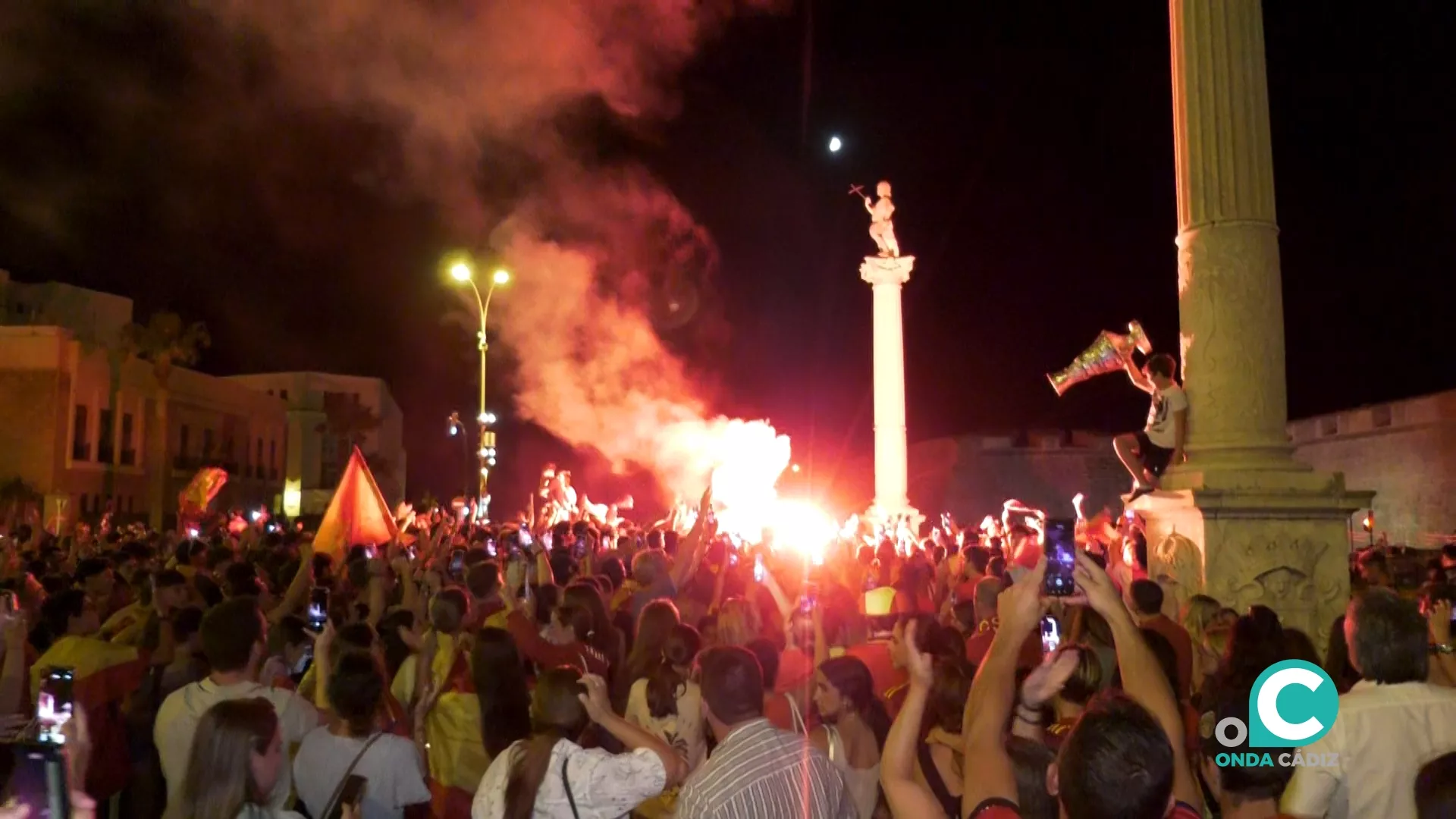 Aficionados gaditanos celebrando la victoria de España en la final de la Eurocopa en Puerta Tierra. Aficionados gaditanos celebrando la victoria de España en la final de la Eurocopa en Puerta Tierra.