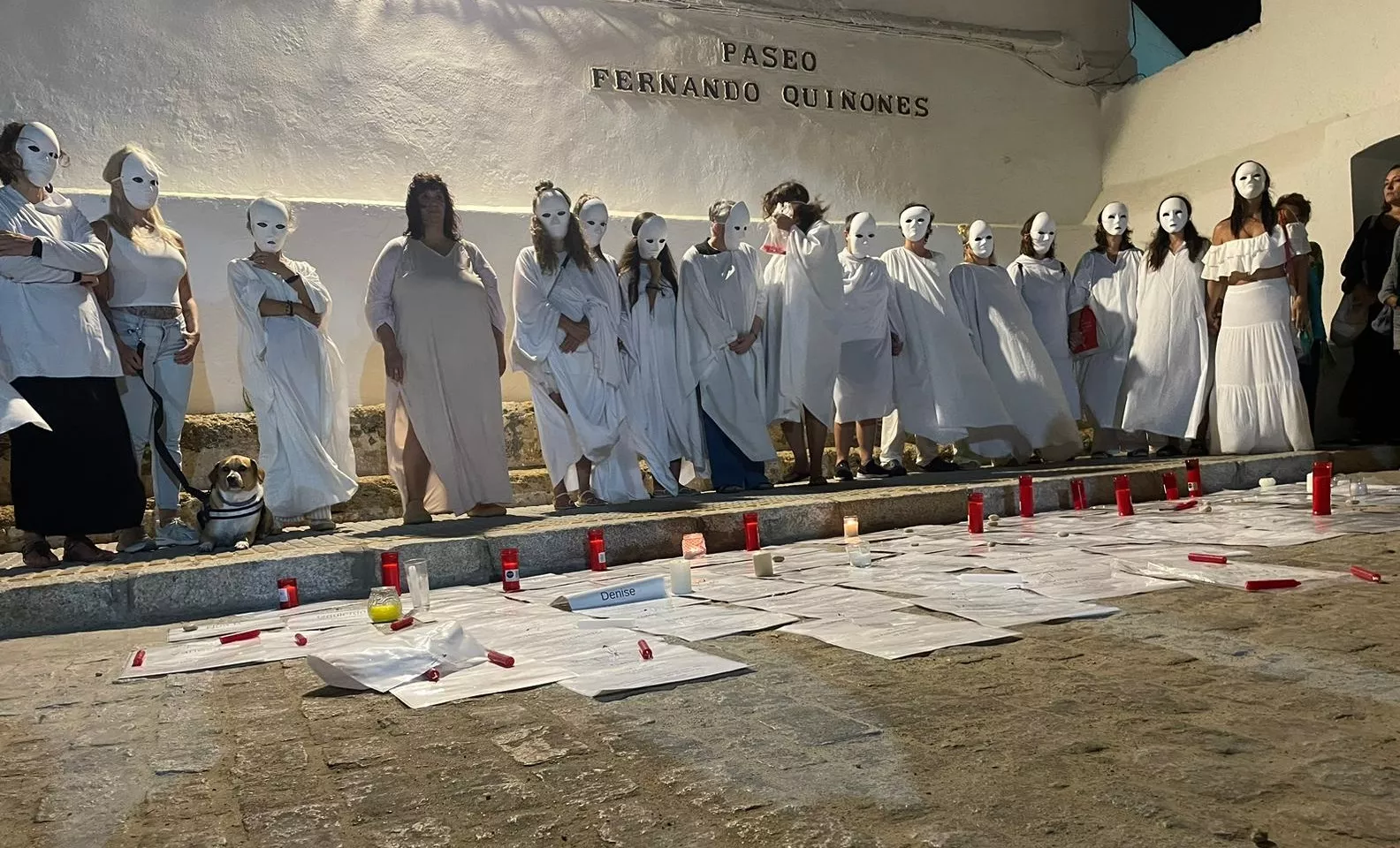 La vigilia convocada por el colectivo Somos Ellas finalizó en la Puerta de la Caleta.